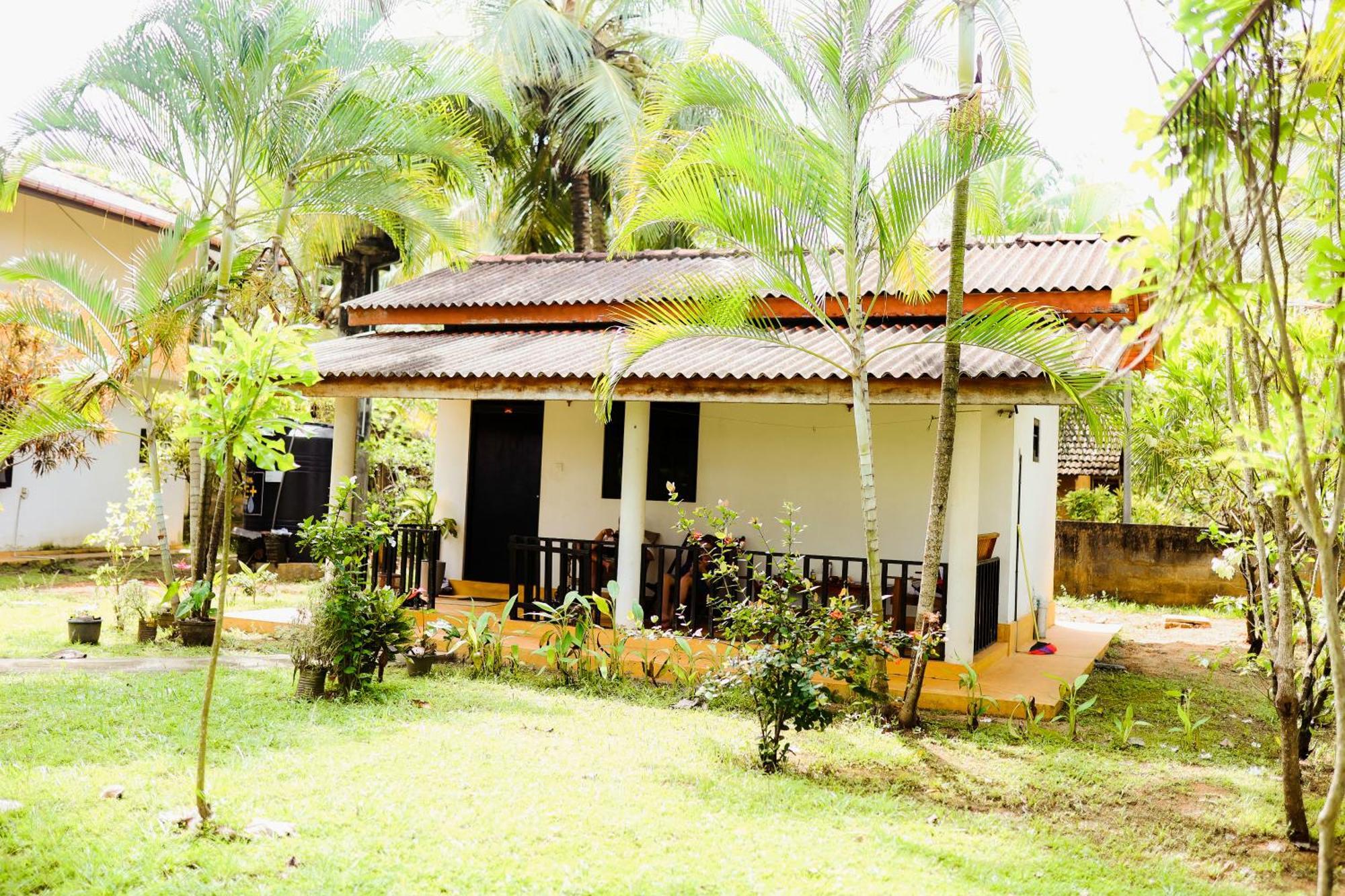 Beach Lagoon Guesthouse Тангале Екстериор снимка