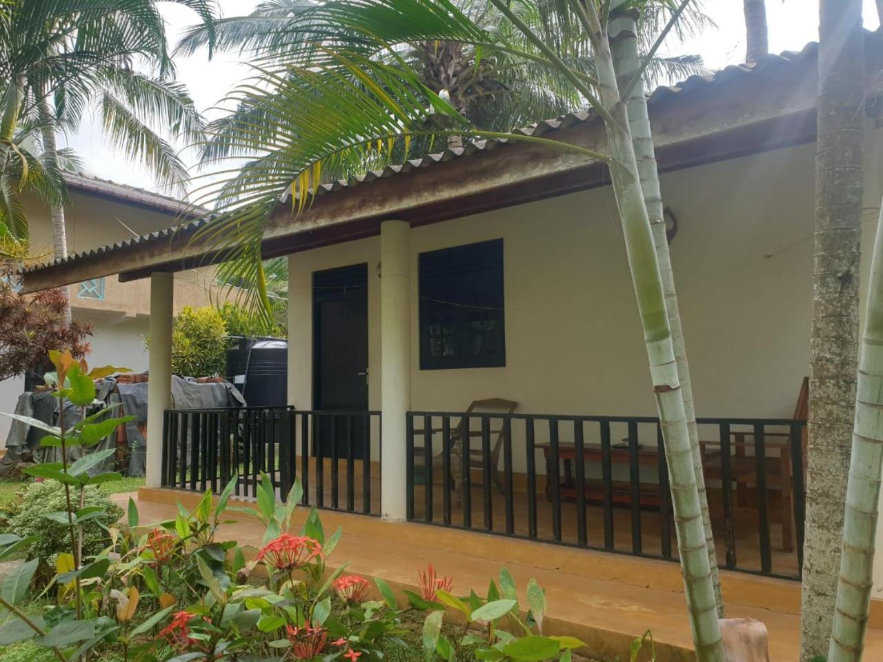 Beach Lagoon Guesthouse Тангале Екстериор снимка