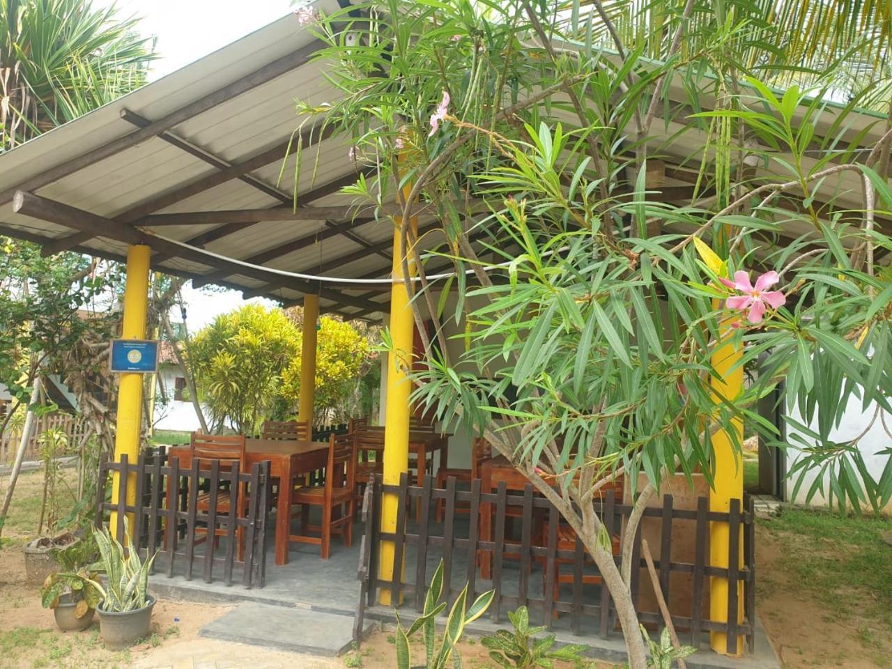 Beach Lagoon Guesthouse Тангале Екстериор снимка