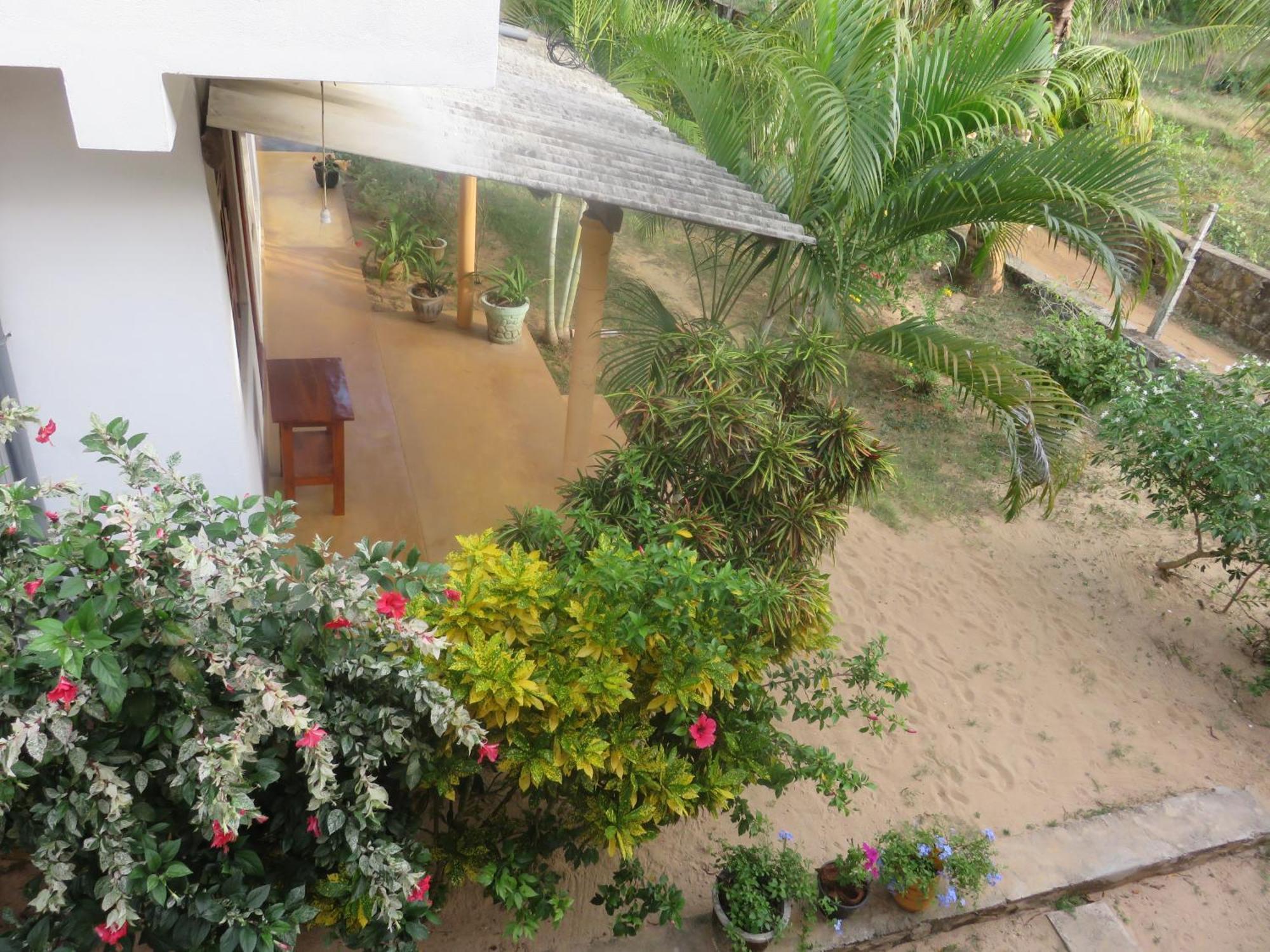 Beach Lagoon Guesthouse Тангале Екстериор снимка
