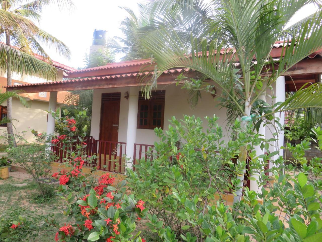 Beach Lagoon Guesthouse Тангале Екстериор снимка
