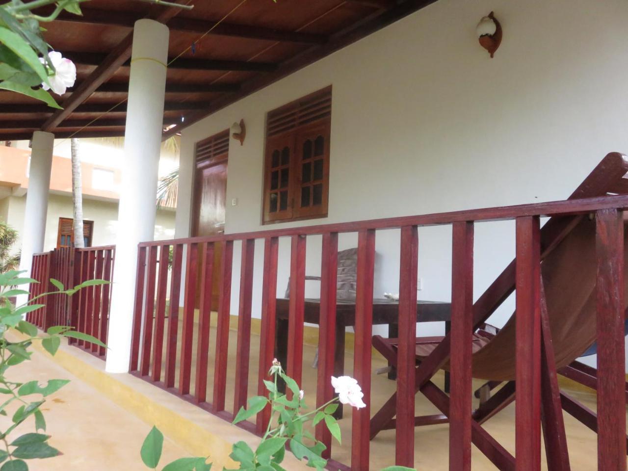 Beach Lagoon Guesthouse Тангале Екстериор снимка